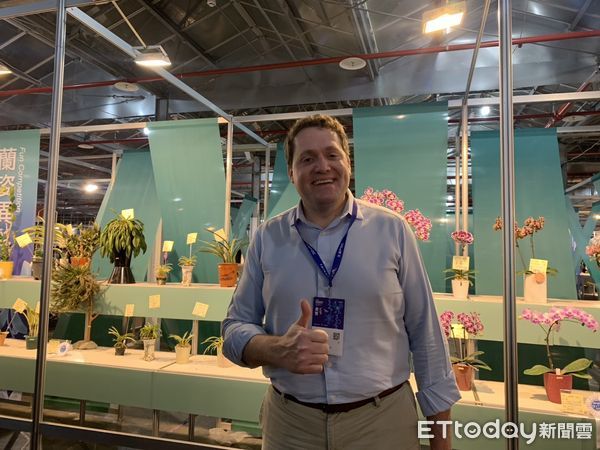 ▲聖文森及格瑞那丁大使柏安卓參觀台南國際蘭展。（圖／記者林東良翻攝，下同）