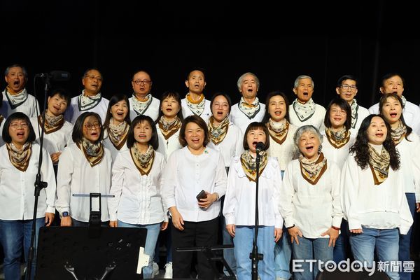 ▲▼  《看我聽我》音樂劇嘉義市感動首演 座無虛席！黃敏惠市長同唱《秋蟬》歌頌青春記憶  。（圖／嘉義市政府提供）