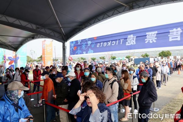 ▲「2025亞太蘭花會議暨台灣國際蘭展」開園首日適逢國際婦女節，邀請女性朋友免費入園參觀，入園人次逼近4萬5千人，是去年首日1萬3千餘人的3倍之多。（圖／記者林東良翻攝，下同）