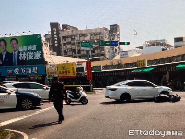 ▲一名機車唐姓女騎士，疑闖紅燈當場撞上另輛綠燈剛起步的自小客車，造成唐女及機車上的乘客唐女妹妹受傷，送醫後沒有大礙。（圖／記者林東良翻攝，下同）