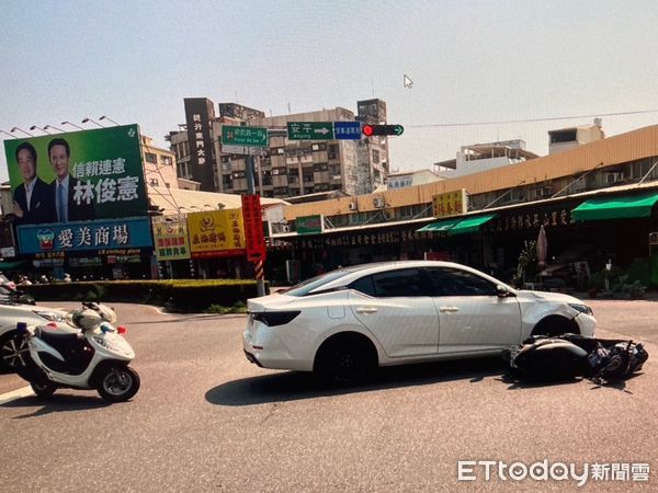 ▲一名機車唐姓女騎士，疑闖紅燈當場撞上另輛綠燈剛起步的自小客車，造成唐女及機車上的乘客唐女妹妹受傷，送醫後沒有大礙。（圖／記者林東良翻攝，下同）