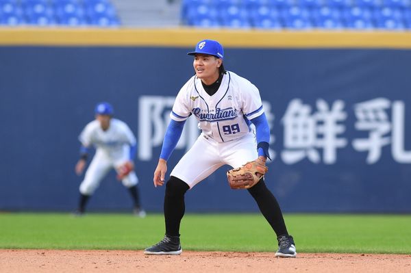 ▲力亞士、張育成。（圖／富邦悍將提供）