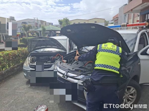 ▲民眾車輛故障卡路口，員警協助排除。（圖／記者楊漢聲翻攝）