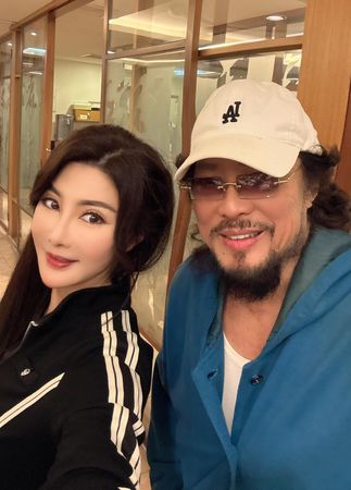 ▲▼ 楊麗菁曬出和張菲合影。（圖／翻攝自楊麗菁臉書）