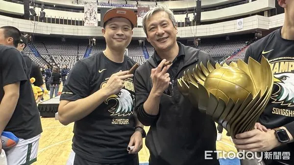 ▲菜鳥教頭葉韋喬率松山奪冠，恩師黃萬隆送上冠軍雪茄。（圖／記者杜奕君攝）