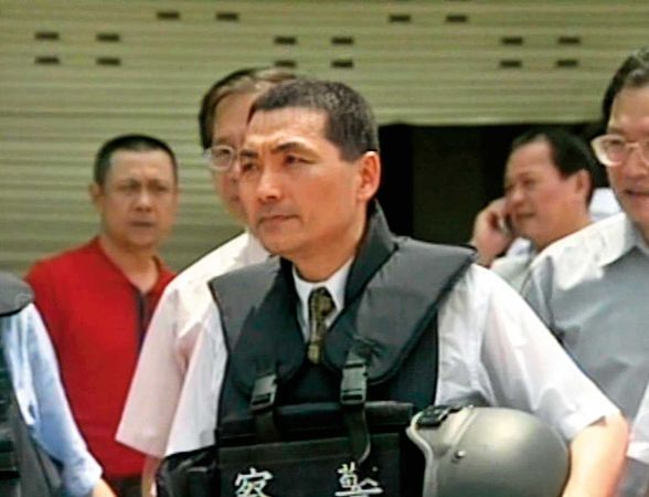 新北市長侯友宜（前）過去擔任警官時，曾率隊圍捕梁國愷等人。（東森新聞提供）