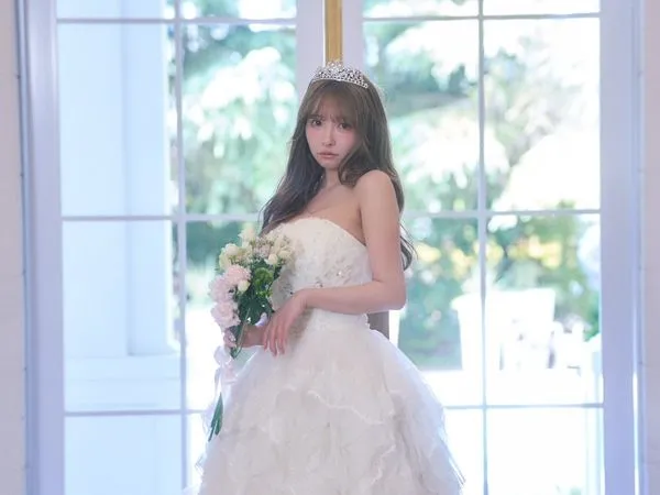 ▲▼三上悠亞突曬婚紗照配文「有事要宣布」，引發日網瘋猜要宣布結婚。（圖／翻攝自IG）