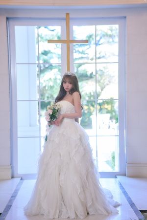 ▲▼三上悠亞突曬婚紗照配文「有事要宣布」，引發日網瘋猜要宣布結婚。（圖／翻攝自IG）