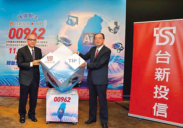 鄭貞茂（左）上週請辭台新投信董事長一職，黯然下台。（資料照片）