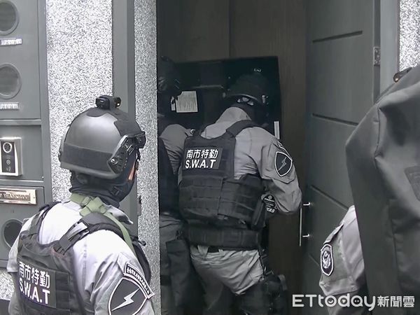 ▲台南市刑警大隊會同嘉義縣警局破獲豪宅大麻種植場，起獲市價近億大麻相關毒品，查獲劉、張2人犯嫌。（圖／記者林東良翻攝，下同）