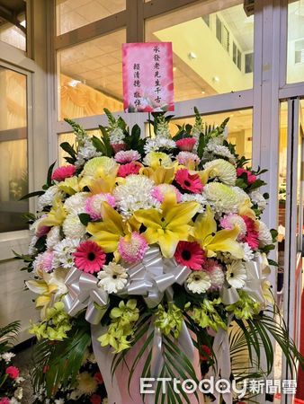 ▲▼總統賴清德致送花籃到柯文哲父親柯承發告別式。（圖／讀者提供）