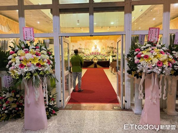 ▲▼總統賴清德致送花籃到柯文哲父親柯承發告別式。（圖／讀者提供）