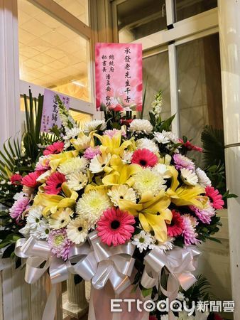 ▲▼總統賴清德致送花籃到柯文哲父親柯承發告別式。（圖／讀者提供）