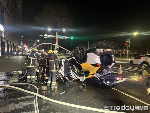 ▲台南市東區中華東路一段9日深夜10時許發生自小客車與計程車車禍，造成油電計程車翻覆氣囊爆開冒白煙，消防人員到場出水降溫搶救，幸無起火，並將2車駕駛送醫救治。（圖／記者林東良翻攝，下同）