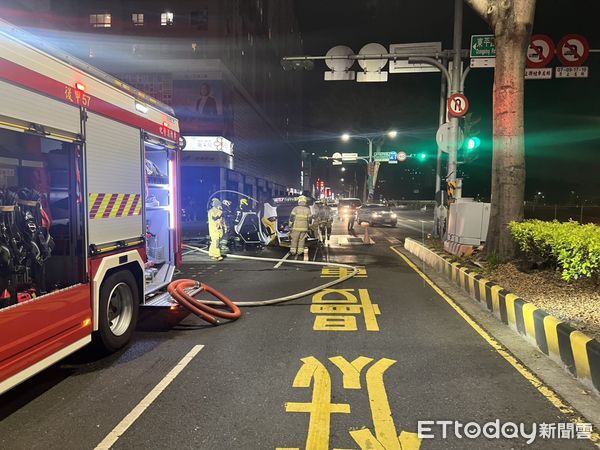 ▲台南市東區中華東路一段9日深夜10時許發生自小客車與計程車車禍，造成油電計程車翻覆氣囊爆開冒白煙，消防人員到場出水降溫搶救，幸無起火，並將2車駕駛送醫救治。（圖／記者林東良翻攝，下同）