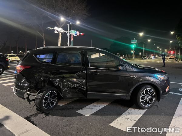 ▲台南市東區中華東路一段9日深夜10時許發生自小客車與計程車車禍，造成油電計程車翻覆氣囊爆開冒白煙，消防人員到場出水降溫搶救，幸無起火，並將2車駕駛送醫救治。（圖／記者林東良翻攝，下同）