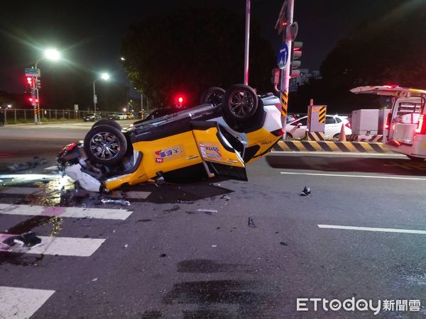 ▲台南市東區中華東路一段9日深夜10時許發生自小客車與計程車車禍，造成油電計程車翻覆氣囊爆開冒白煙，消防人員到場出水降溫搶救，幸無起火，並將2車駕駛送醫救治。（圖／記者林東良翻攝，下同）