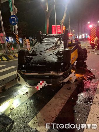 ▲台南市東區中華東路一段9日深夜10時許發生自小客車與計程車車禍，造成油電計程車翻覆氣囊爆開冒白煙，消防人員到場出水降溫搶救，幸無起火，並將2車駕駛送醫救治。（圖／記者林東良翻攝，下同）