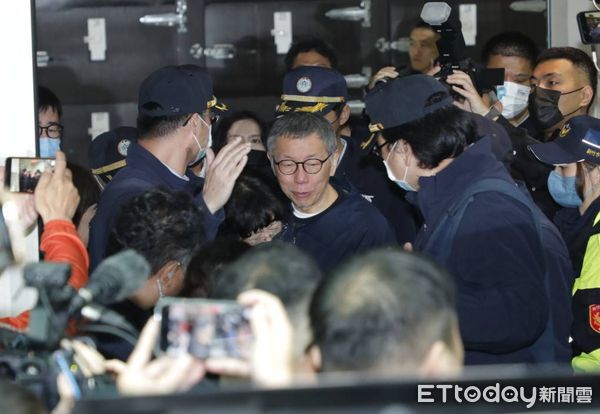 ▲▼柯文哲離開父親告別式現場。（圖／記者湯興漢攝）