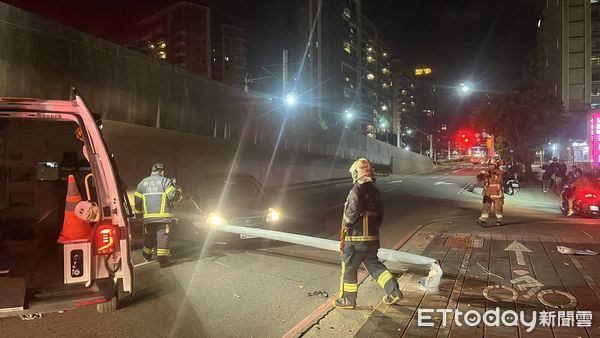 ▲▼      淡水男子疲勞駕駛，撞斷路邊燈桿       。（圖／記者陳以昇翻攝）