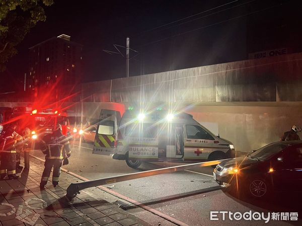 ▲▼      淡水男子疲勞駕駛，撞斷路邊燈桿       。（圖／記者陳以昇翻攝）