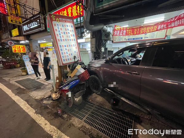 ▲台南一名男子，9日晚上7時許，駕車行經永康區中華路時，疑因身體不適，車子失控撞入店家騎樓，總計波及2間店家及9部機車。（圖／記者林東良翻攝，下同）