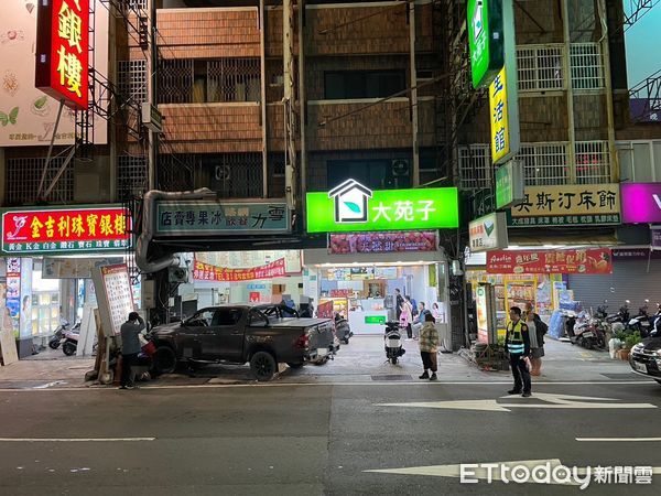 ▲台南一名男子，9日晚上7時許，駕車行經永康區中華路時，疑因身體不適，車子失控撞入店家騎樓，總計波及2間店家及9部機車。（圖／記者林東良翻攝，下同）