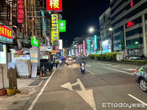 ▲台南一名男子，9日晚上7時許，駕車行經永康區中華路時，疑因身體不適，車子失控撞入店家騎樓，總計波及2間店家及9部機車。（圖／記者林東良翻攝，下同）