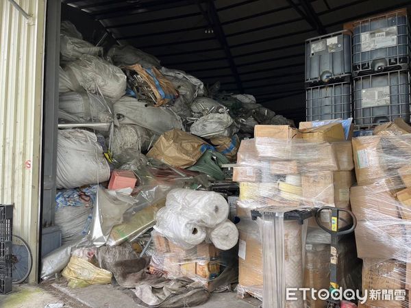 ▲▼偷倒事業廢棄物             。（圖／記者陳宏瑞翻攝）