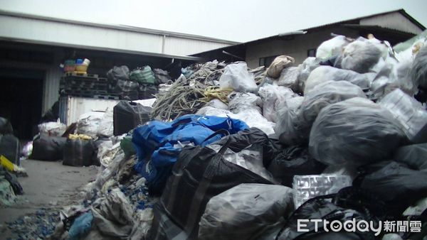 ▲▼偷倒事業廢棄物             。（圖／記者陳宏瑞翻攝）