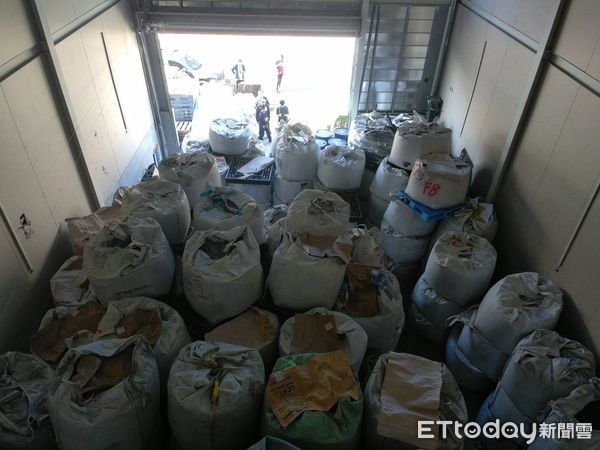 ▲▼偷倒事業廢棄物             。（圖／記者陳宏瑞翻攝）