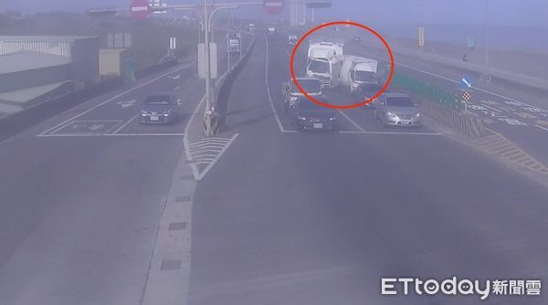 ▲▼台61快速道路6車追撞             。（圖／記者陳以昇翻攝）