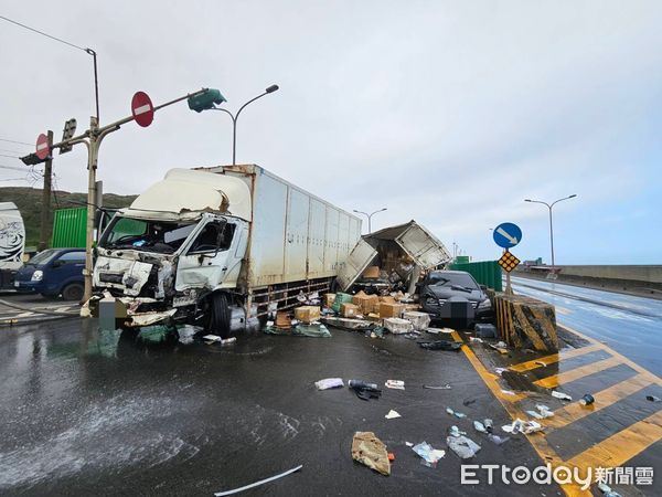 ▲▼台61快速道路6車追撞             。（圖／記者陳以昇翻攝）