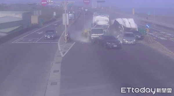 ▲▼台61快速道路6車追撞             。（圖／記者陳以昇翻攝）