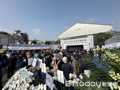 長億集團楊文欣今告別式！宋楚瑜現身　「後憲旗蓋靈柩」千人送行