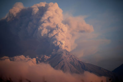 瓜地馬拉火山噴發！煙柱直竄天際畫面曝　當局緊急疏散300戶家庭