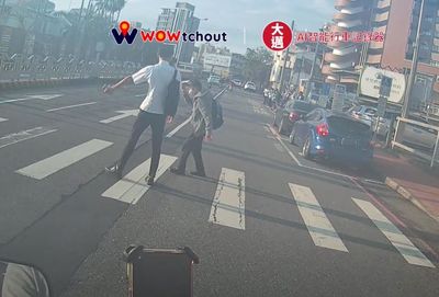 老人不敢過馬路 高中生暖心護送20秒!騎士讚:這畫面真的很稀有