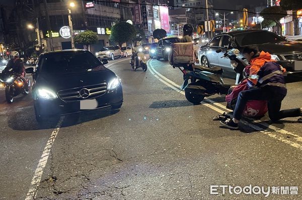 ▲▼晚上又發生賓士車從路口匯入車道撞上機車。（圖／中壢警分局提供）