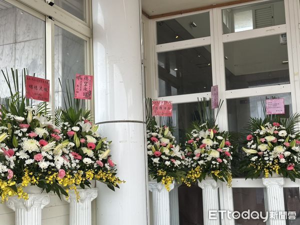 ▲▼柯爸柯承發告別式花籃，由右至左為陳水扁、韓國瑜、鄧家基、朱立倫、高虹安、劉書彬、陳智菡致贈。（圖／記者袁茵攝）