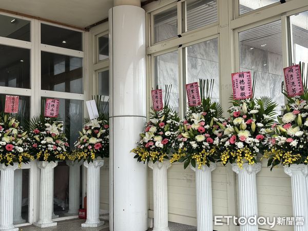 ▲▼柯爸柯承發告別式花籃，由左至右為黃國昌與周榆修、張啓楷、陳昭姿、林國成、黃珊珊、林憶君、麥玉珍。（圖／記者袁茵攝）