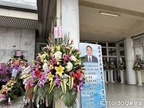 ▲▼柯爸柯承發告別式花籃，大門放著前總統蔡英文花籃。（圖／記者袁茵攝）