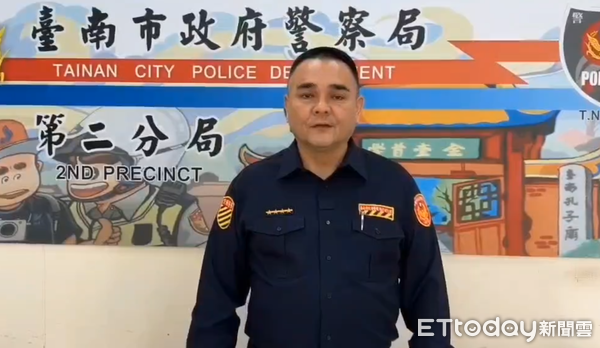 ▲台南市中西區海安路與郡緯街口，3月9日凌晨0時許發生一起自小客車與大型重機車車禍，鄧姓女子駕自小客車迴轉時，與林姓女子騎乘大型重機車發生碰撞，大型重機車林姓女騎士身上多處骨折，被救護車送成大醫院診治，幸無生命危險。（圖／記者林東良翻攝，下同）