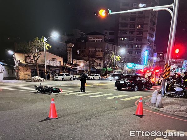 ▲台南市中西區海安路與郡緯街口，3月9日凌晨0時許發生一起自小客車與大型重機車車禍，鄧姓女子駕自小客車迴轉時，與林姓女子騎乘大型重機車發生碰撞，大型重機車林姓女騎士身上多處骨折，被救護車送成大醫院診治，幸無生命危險。（圖／記者林東良翻攝，下同）