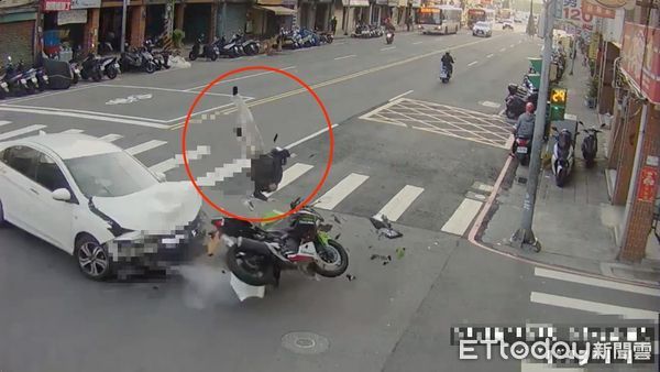 ▲▼林男被撞後在空中翻了一圈半，事故現場零件四散             。（圖／記者陳以昇翻攝）
