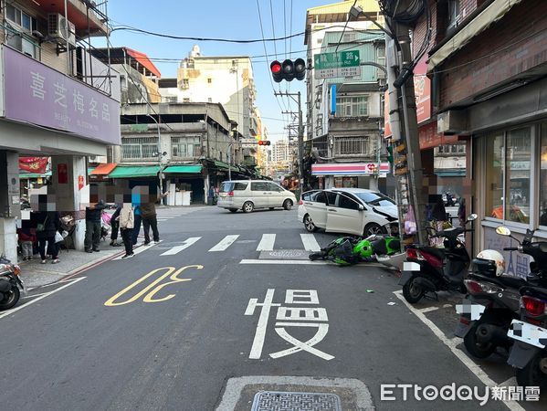 ▲▼林男被撞後在空中翻了一圈半，事故現場零件四散             。（圖／記者陳以昇翻攝）