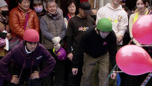 ▲▼在節目《綜藝大集合》錄影時，Terry江振愷手中的燈籠突然燒了起來，不僅如此，在遊戲過程中，胡瓜（如圖）還3度惡整阿翔，讓對方嚇到當場在地上滾了圈 。（圖／民視提供）