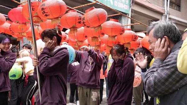▲▼在節目《綜藝大集合》錄影時，Terry江振愷手中的燈籠突然燒了起來，不僅如此，在遊戲過程中，胡瓜（如圖）還3度惡整阿翔，讓對方嚇到當場在地上滾了圈 。（圖／民視提供）