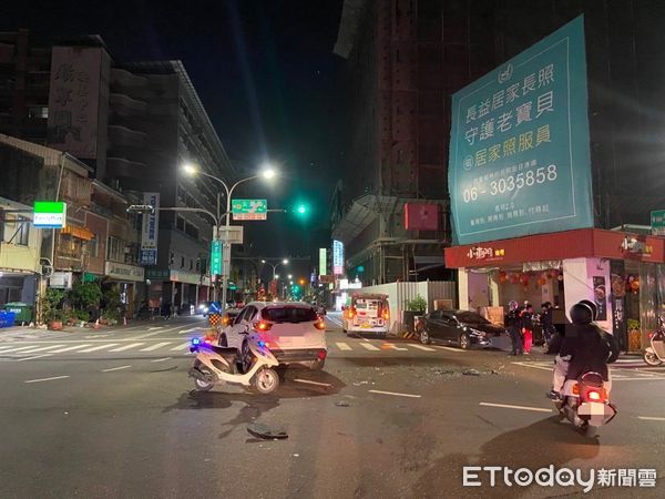 ▲35歲男子駕駛自小客車，9日晚上10時多沿台南市北區公園路南向北直行至公園北路口時，撞到由公園北路東向西直行的自小客車，雙方駕駛身體擦挫傷且均無酒駕情事。（圖／記者林東良翻攝，下同）