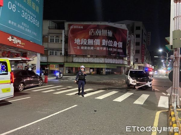 ▲35歲男子駕駛自小客車，9日晚上10時多沿台南市北區公園路南向北直行至公園北路口時，撞到由公園北路東向西直行的自小客車，雙方駕駛身體擦挫傷且均無酒駕情事。（圖／記者林東良翻攝，下同）