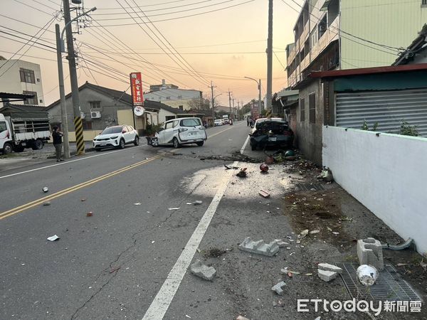 ▲▼雲林休旅車失控自撞，波及民宅圍牆及一輛汽車，車上3人下車後隨即逃逸             。（圖／記者游瓊華翻攝）